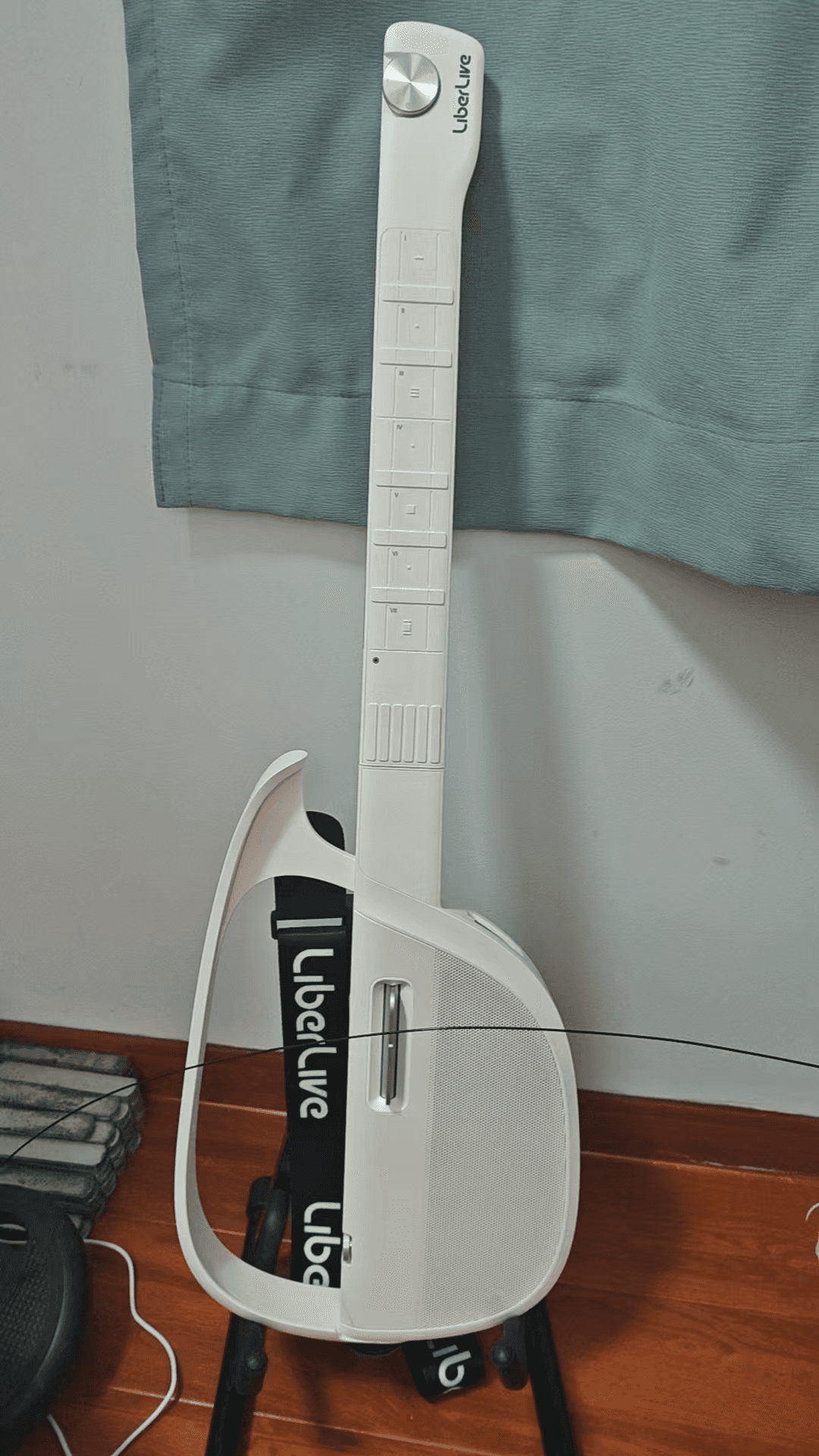 当然它也可以折叠起来，带到户外当音箱。