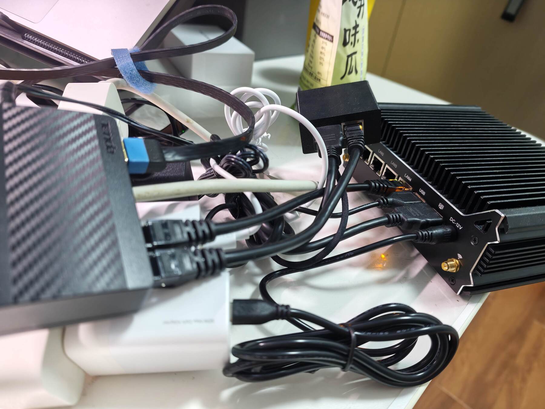 寄出前在国内调试的样子——上线之后,它就安安静静待在朋友家的角落里