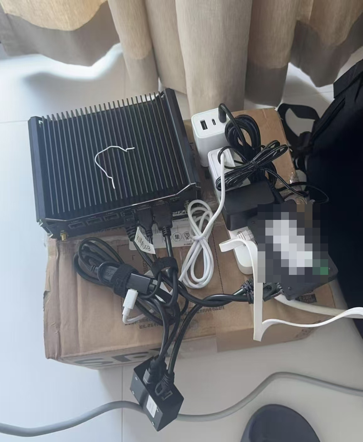 寄出前打包好的全部家当:一台无风扇小主机、备用电源和各种线材